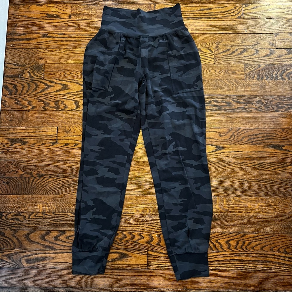 Athleta Joggers Women's‎ Size XS Black Gray Camouflage Athletic Pants Pockets